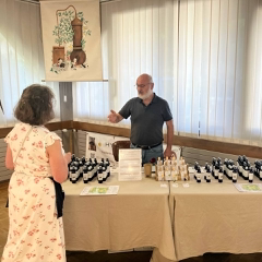 Stand Hydrolacîme au marché des créateurs de Saint-Pierre-en-Faucigny, avec présentation d’hydrolats, d’huiles essentielles et de produits issus de la distillation artisanale.
