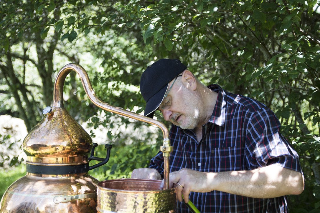 Distillation artisanale Hydrolacîme avec un alambic en cuivre