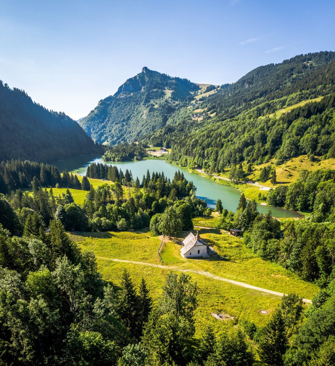 Paysage des Alpes du Léman avec lac, forêts et chapelle